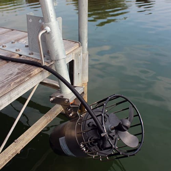 Kasco De-Icer Industrial Mount Side View On Water